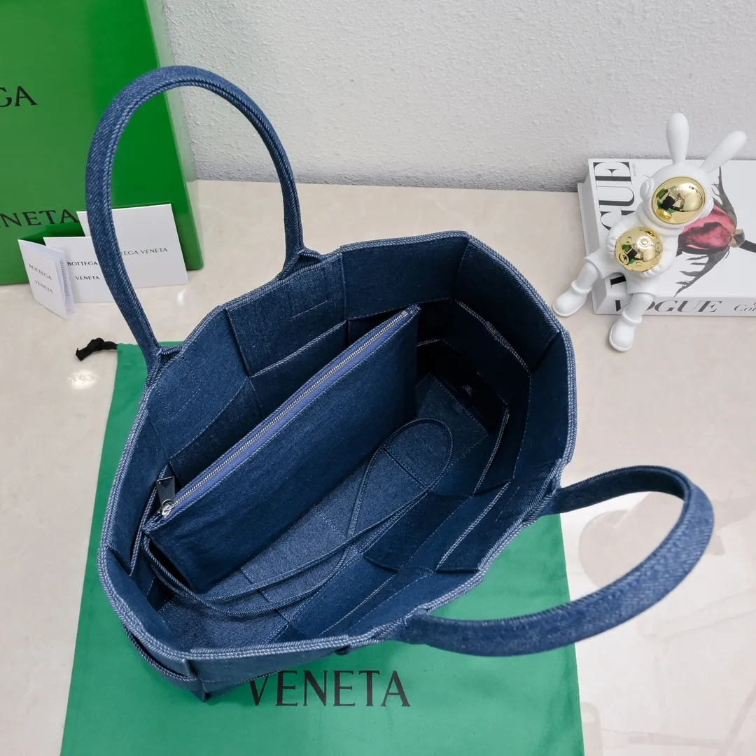 Batch 1700 BV fashionable denim large tote is here😁😁I have to sigh when I see the real thing. Fire has its own reasons🔥 It can be carried on one shoulder or cross-body. It is super practical‼ ️ Denim fabric itself is also wear-resistant and durable. The weaving process is still the same, but the use of denim material really gives people a more casual feeling, which is one of the single items integrated into the hot summer. In summer, the sea, Coca-Cola and a denim blue tote bag are the beauty within reach. Let’s go to the beach together! 	 It's wonderful together. ⛱️ Style number: 9890# Size: 40*10*28cm